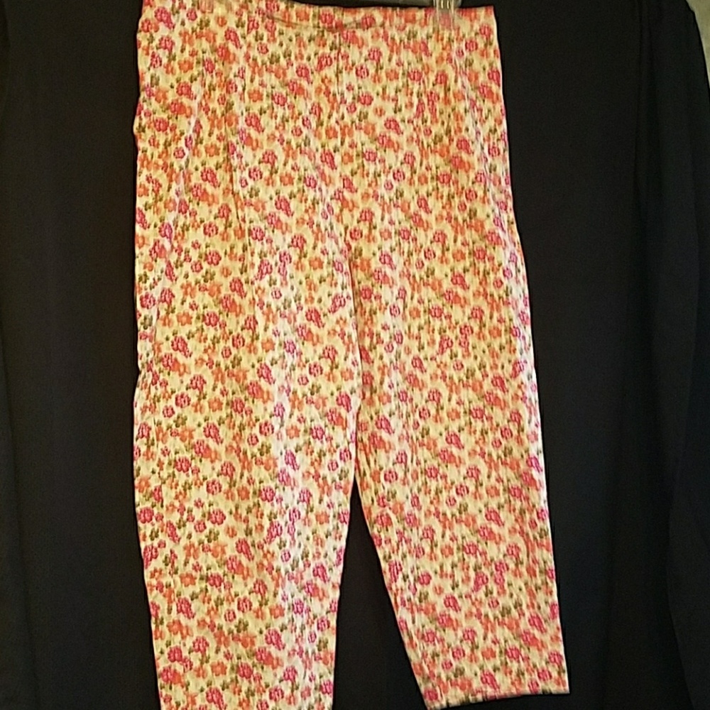 Lightweight curvy capris